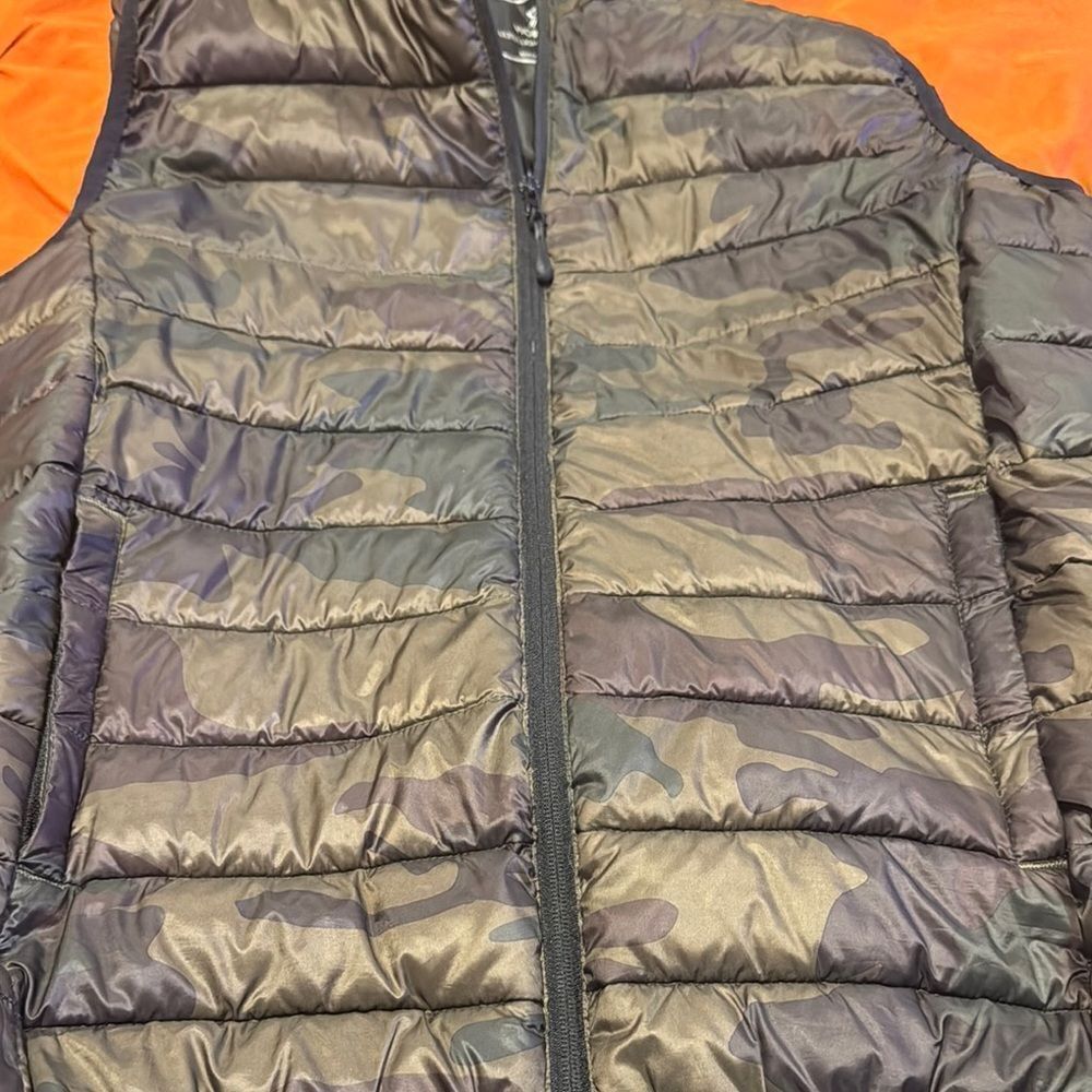 Camouflage Puffer Vest with Hood - Picture 4 of 4